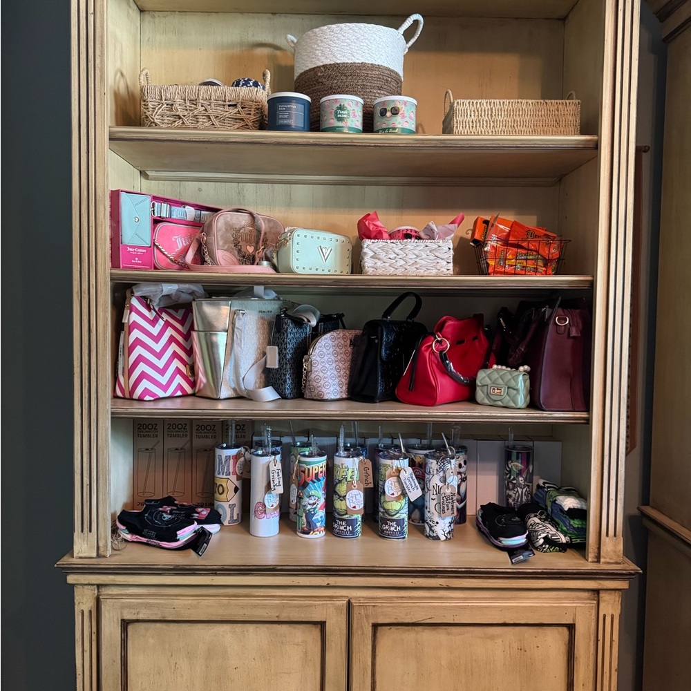 LIVE NO THEME SHARE SHOW Tuesdays at  4:00 PM CST! 😁👜🧦🧸👚🕯️💍👄🌻😊👜🧦💕🎁🥂💄💋 - Picture 4 of 14